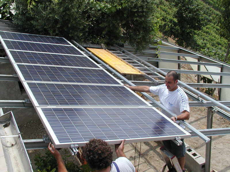 Impianto da 2 kw. realizzato con 12 moduli SHELL SOLAR da 165 wp policristallini Inverter SMA SUNNY BOY 1.7 Località: Diano d'Alba CN - Installato da nostro Installatore Autorizzato 'Alba 1'