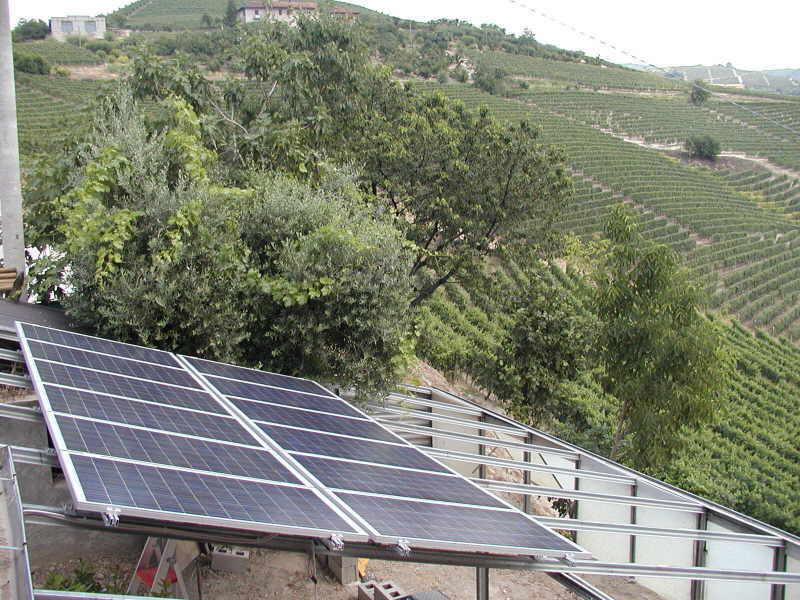 Impianto da 2 kw. realizzato con 12 moduli SHELL SOLAR da 165 wp policristallini Inverter SMA SUNNY BOY 1.7 Località: Diano d'Alba CN - Installato da nostro Installatore Autorizzato 'Alba 1'