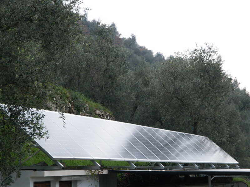 Impianto da 3 kw. realizzato con 18 moduli SHELL SOLAR da 165 wp monocristallini Inverter SMA Sunny Boy 2.8 i - Strutture: Intersol Località: Chiusanico (IM) Installato da nostro Installatore Autorizzato 'Imperia 1'
