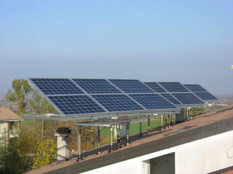 Impianto da 30 kw. realizzato con 170 moduli Kyocera da 175 wp policristallini Inverter SMA Mini central 5.0 con Datalogger SB control plus Strutture: inseguitore solare realizzato dall'installatore autorizzato 'Cuneo 1' Località: Cuneo Installato da nostro Installatore Autorizzato 'Cuneo 1'