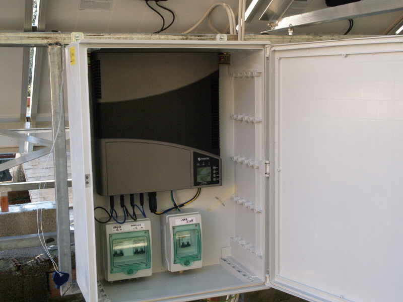 Impianto da 4 kw. realizzato con 22 moduli SHELL SOLAR da 175 wp Ultra monocristallini Inverter Magnetek Aurora 3.6 in - Strutture: Intersol Località: Sant'Agata (IM) Installato da nostro Installatore Autorizzato 'Imperia 1'