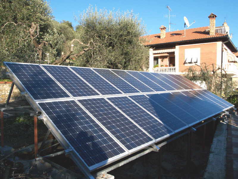 Impianto da 4 kw. realizzato con 22 moduli SHELL SOLAR da 175 wp Ultra monocristallini Inverter Magnetek Aurora 3.6 in - Strutture: Intersol Località: Sant'Agata (IM) Installato da nostro Installatore Autorizzato 'Imperia 1'