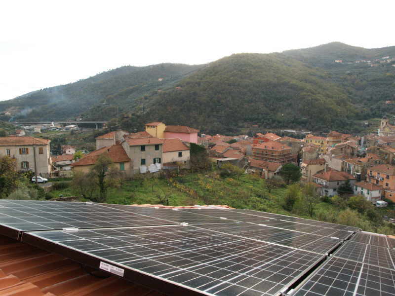 Impianto da 2 kw. realizzato con 11 moduli Kyocera da 175 wp policristallini Inverter Magnetek Aurora 2.0 out - Strutture: Intersol Località: Pontedassio (IM) Installato da nostro Installatore Autorizzato 'Imperia 2'