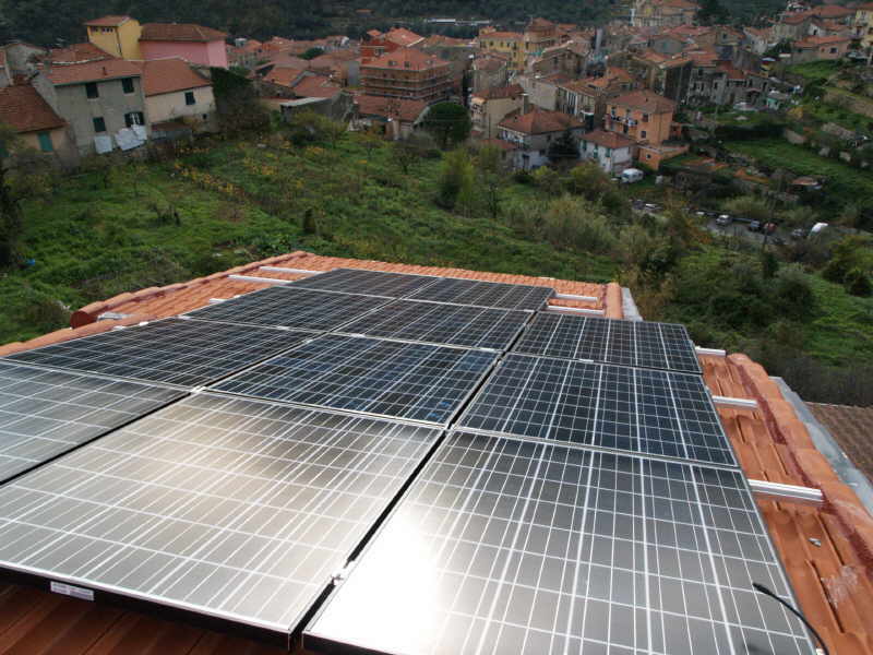 Impianto da 2 kw. realizzato con 11 moduli Kyocera da 175 wp policristallini Inverter Magnetek Aurora 2.0 out - Strutture: Intersol Località: Pontedassio (IM) Installato da nostro Installatore Autorizzato 'Imperia 2'