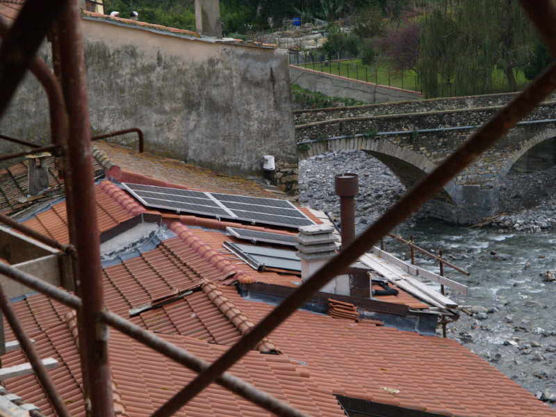 Impianto da 1.2 kw. realizzato con 7 moduli SHELL SOLAR da 175 wp Ultra monocristallini Inverter SMA SB 1.1 - Strutture: Intersol Località: Pontedassio (IM) Installato da nostro Installatore Autorizzato 'Imperia 1'