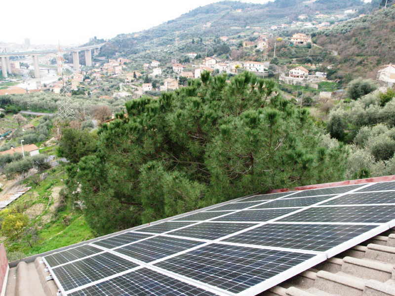 Impianto da 3 kw. realizzato con 17 moduli Shell Solar da 175 wp Ultra monocristallini - Inverter SMA SB 2.8 i - Strutture Intersol Località: Imperia - Loc. Barcheto Installato da nostro Installatore Autorizzato 'Imperia 1'