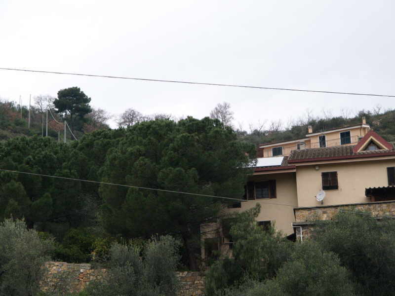 Impianto da 3 kw. realizzato con 17 moduli Shell Solar da 175 wp Ultra monocristallini - Inverter SMA SB 2.8 i - Strutture Intersol Località: Imperia - Loc. Barcheto Installato da nostro Installatore Autorizzato 'Imperia 1'