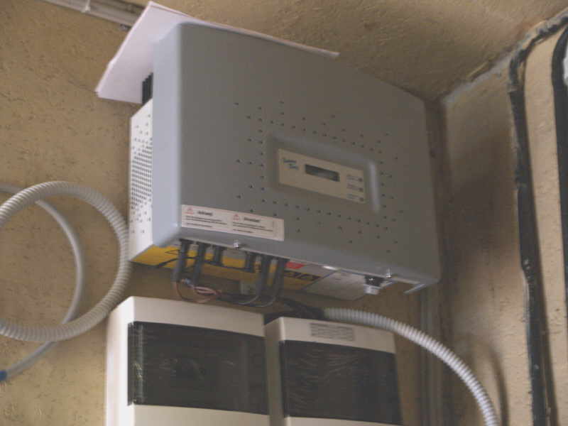 Impianto da 3 kw. realizzato con 17 moduli Shell Solar da 175 wp Ultra monocristallini - Inverter SMA SB 2.8 i - Strutture Intersol Località: Imperia - Loc. Barcheto Installato da nostro Installatore Autorizzato 'Imperia 1'
