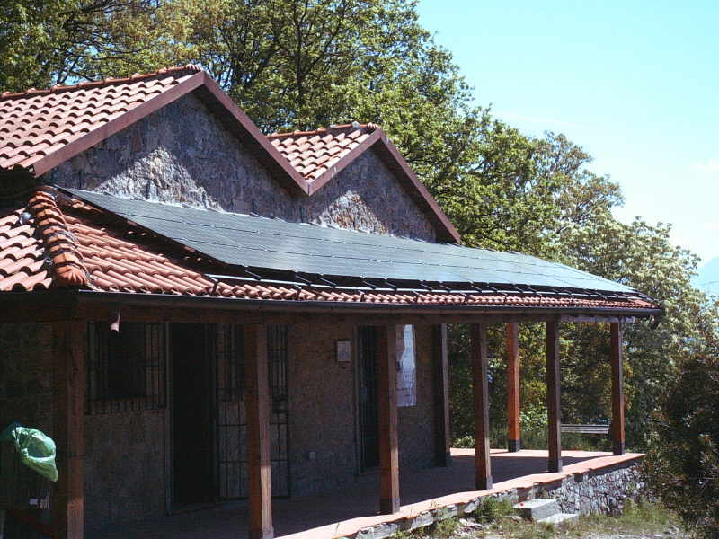 Impianto da 3 kw. realizzato con 17 moduli Kyocera da 175 wp policristallini Inverter SMA Sunny Boy 2.8 i Strutture: Intersol Località: entroterra La Spezia Installato da nostro Installatore Autorizzato 'La Spezia 1'