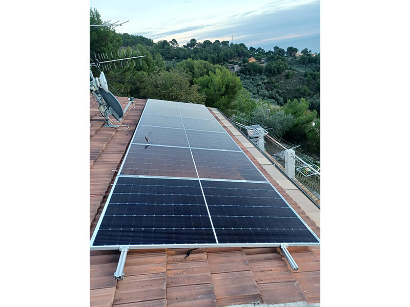 Impianto da 3kwp composto da 8 moduli Qcell 420wp monocristallini , inverter ibrido Zucchetti  con accumulo da 5kw , realizzato ad Aurigo (Im)