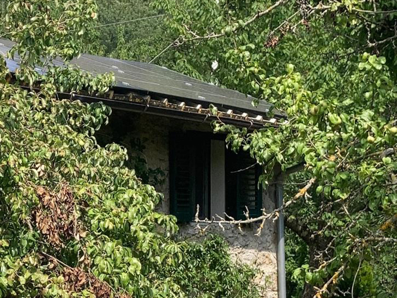 Struttura per ricarica auto elettriche da 3 kwp , realizzata con 6 moduli Qcell mono, da 490wp , inverter Fronius Primo , wall box da 7,4 kw, installato a Cervo (Im)