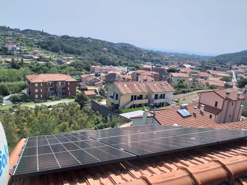 Impianto da 7,3 kwp installato a Soldano ( Bordighera ) con moduli da 490wp mono Qcell , inverter ibrido e pacco batterie da 10kw