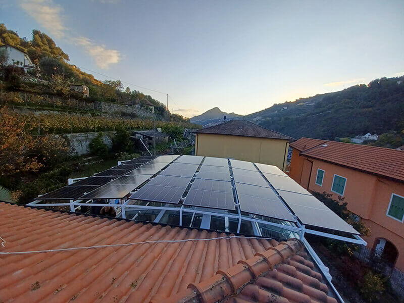 Impianto da 7,3 kwp installato a Soldano ( Bordighera ) con moduli da 490wp mono Qcell , inverter ibrido e pacco batterie da 10kw