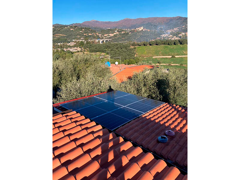 Impianto da 3,5 kwp , moduli Qcell 510wp mono , inverter Fronius Hibrid, accumulo 5kw , installato a Diano Marina