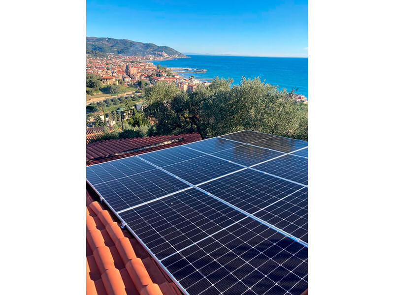Impianto da 4,5 kwp , moduli Qcell510wp mono , inverter Hybrid Fronius , accumulo 5kw , installato a Diano Marina